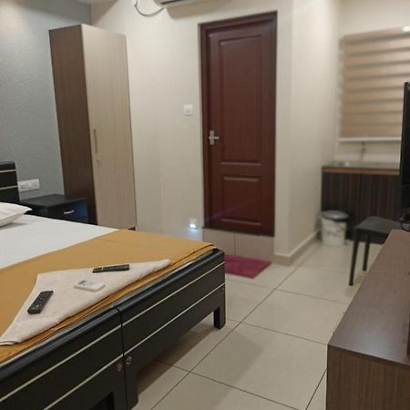 Mhb Motel Kochi Bagian luar foto