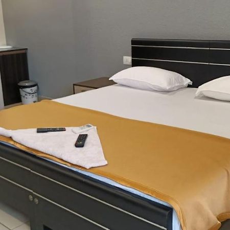 Mhb Motel Kochi Bagian luar foto