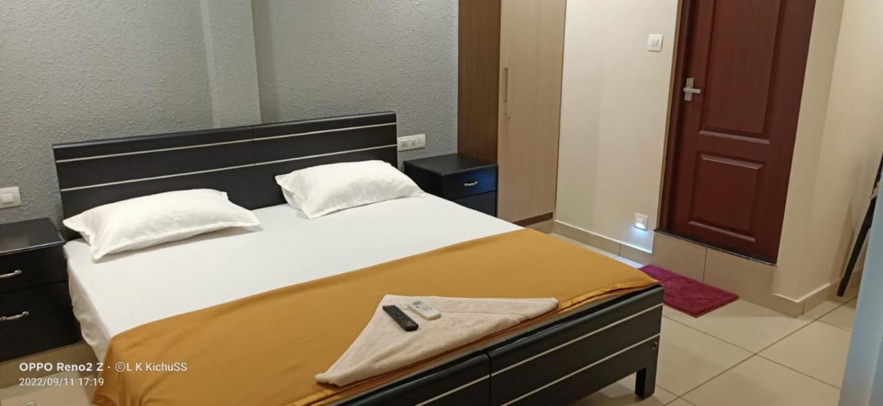 Mhb Motel Kochi Bagian luar foto